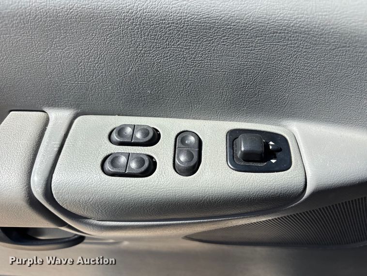 image for item FB3638 2006 Ford  E350 ambulance