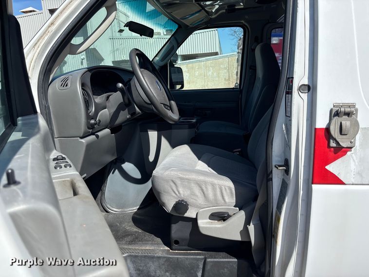 image for item FB3638 2006 Ford  E350 ambulance