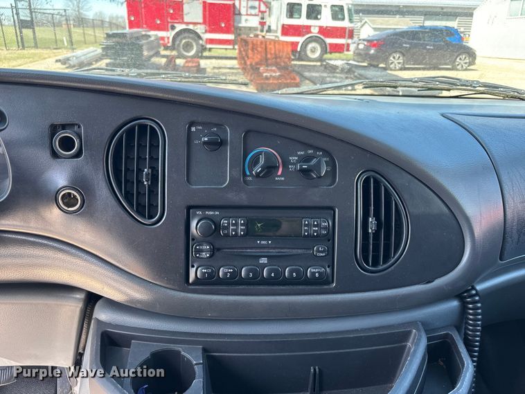 image for item FB3638 2006 Ford  E350 ambulance