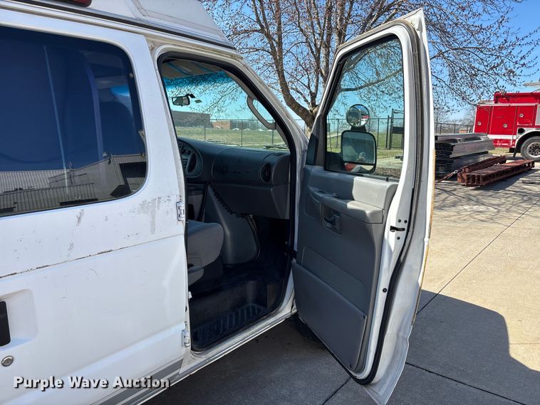 image for item FB3638 2006 Ford  E350 ambulance