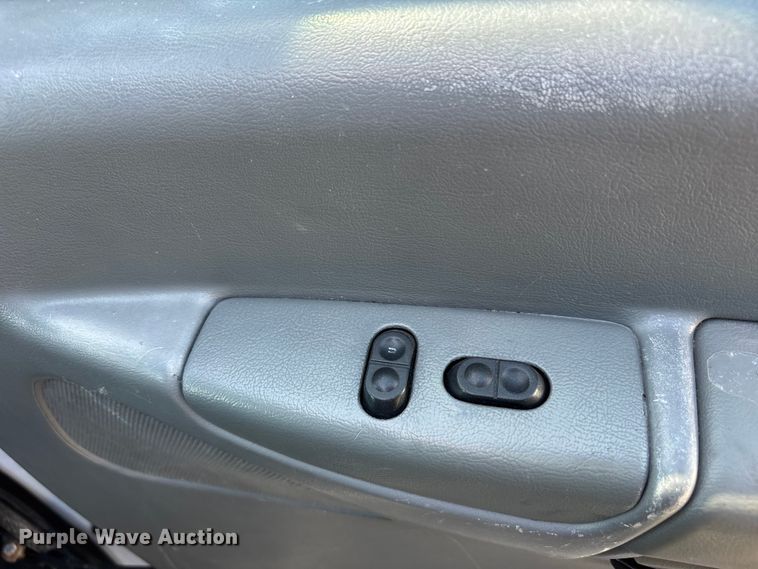 image for item FB3638 2006 Ford  E350 ambulance