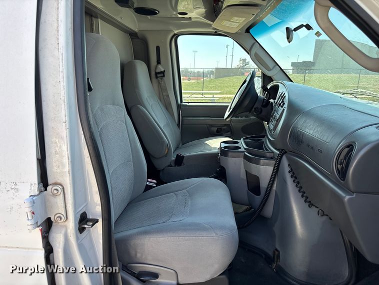 image for item FB3638 2006 Ford  E350 ambulance