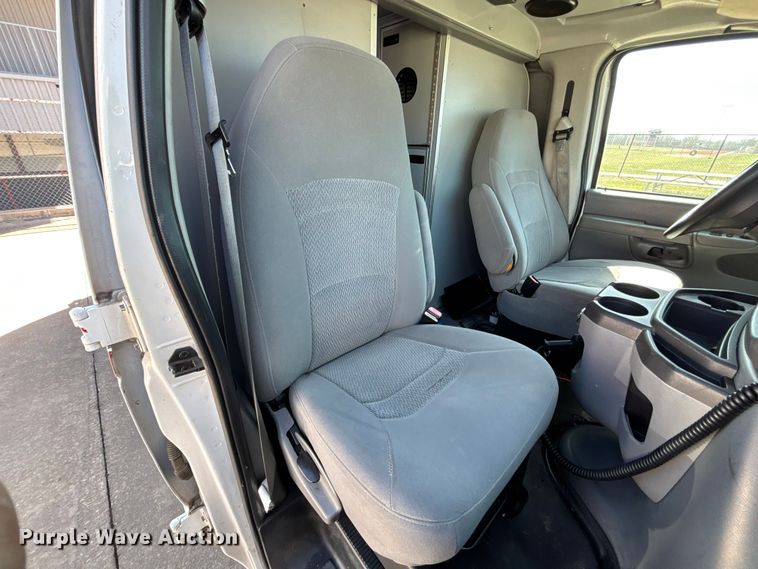 image for item FB3638 2006 Ford  E350 ambulance