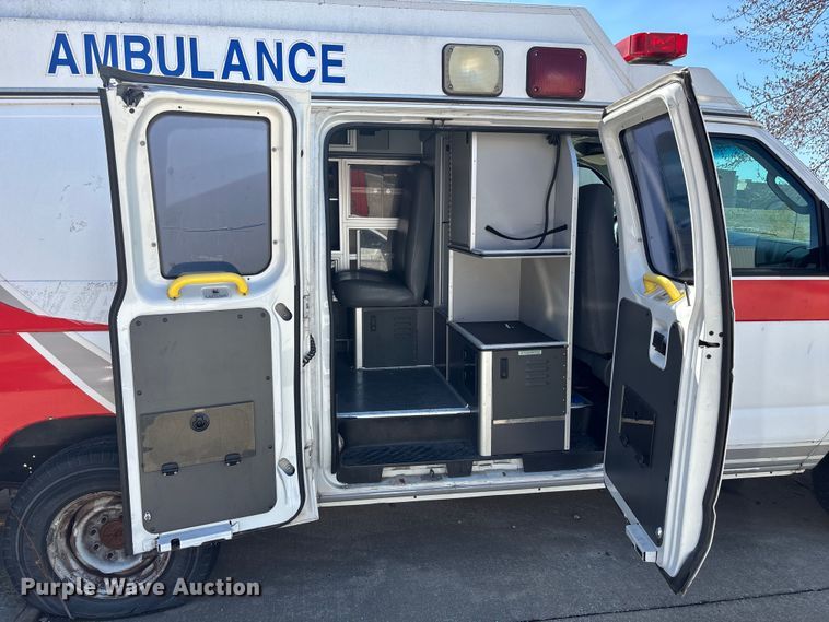 image for item FB3638 2006 Ford  E350 ambulance