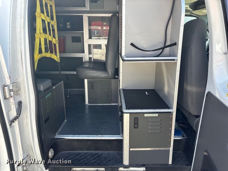 image for item FB3638 2006 Ford  E350 ambulance