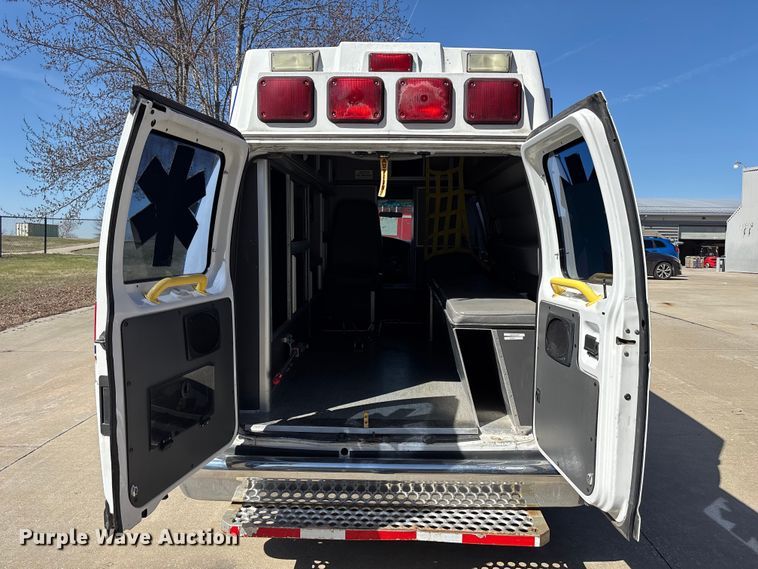 image for item FB3638 2006 Ford  E350 ambulance