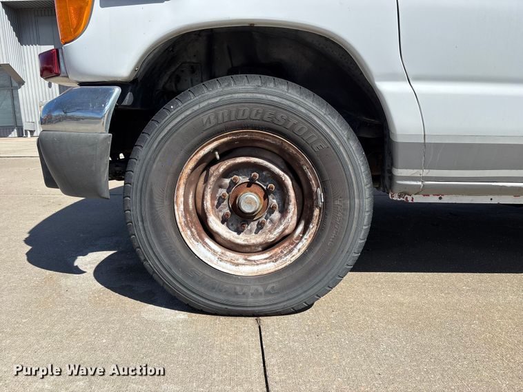 image for item FB3638 2006 Ford  E350 ambulance