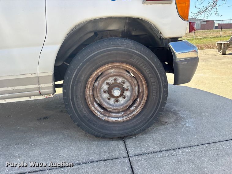 image for item FB3638 2006 Ford  E350 ambulance