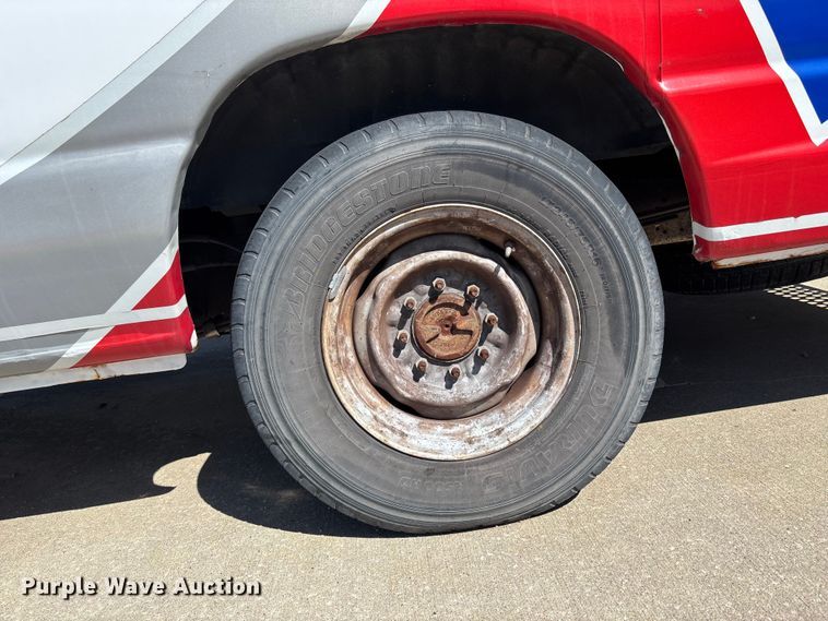 image for item FB3638 2006 Ford  E350 ambulance