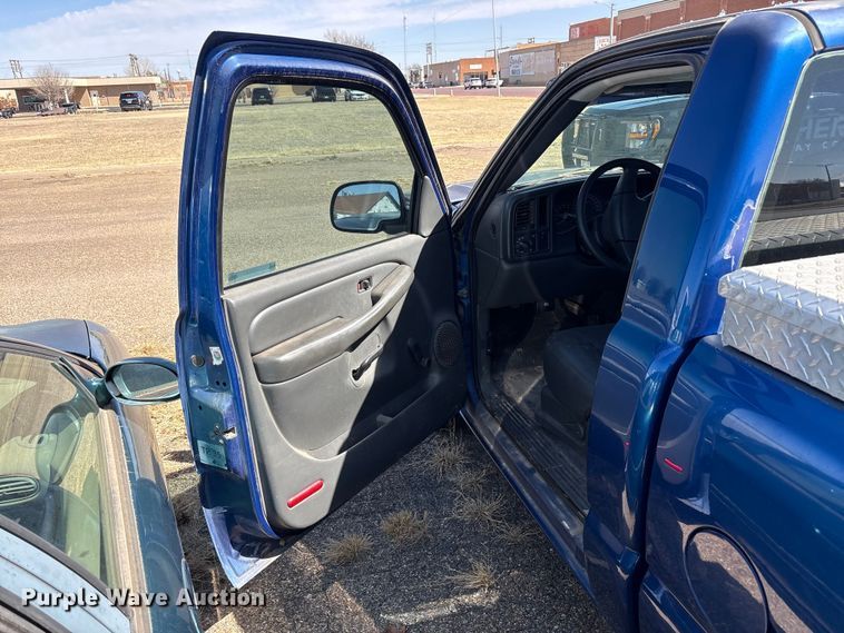 image for item FC2018 2003 Chevrolet Silverado 1500 pickup truck