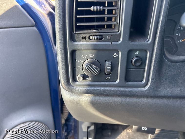 image for item FC2018 2003 Chevrolet Silverado 1500 pickup truck