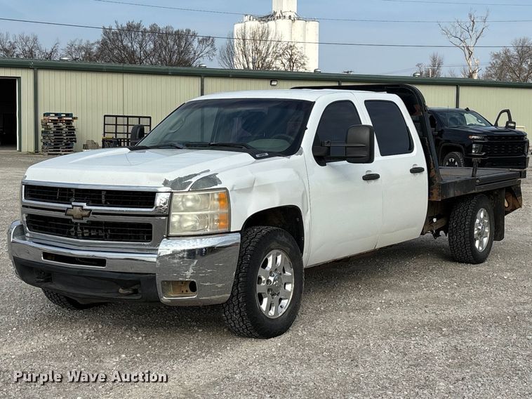 image for item FG0117 2010 Chevrolet Silverado 2500HD Crew Cab bale bed pickup truck