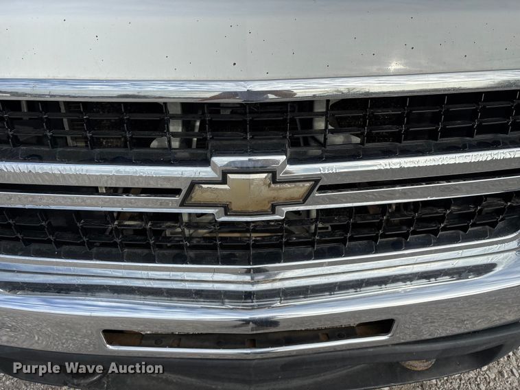 image for item FG0117 2010 Chevrolet Silverado 2500HD Crew Cab bale bed pickup truck