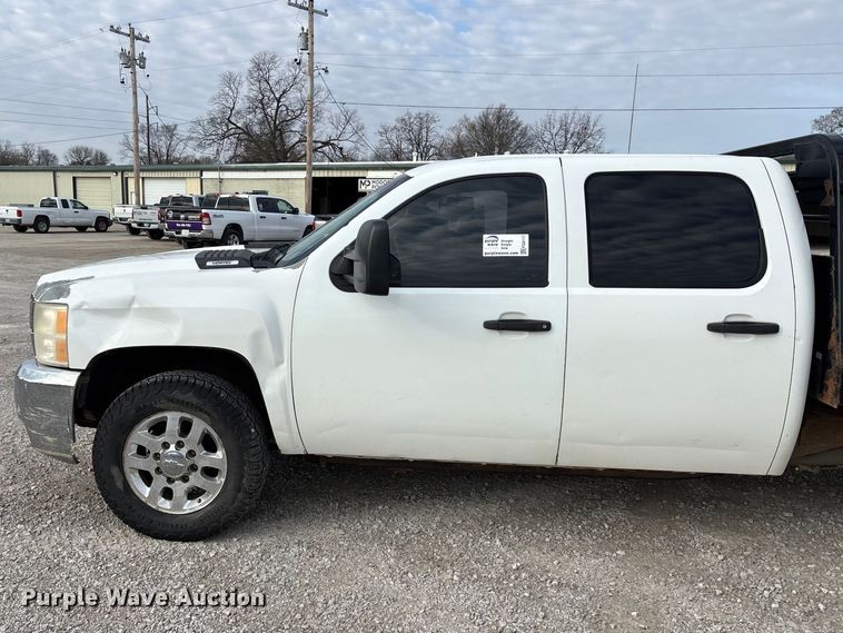 image for item FG0117 2010 Chevrolet Silverado 2500HD Crew Cab bale bed pickup truck