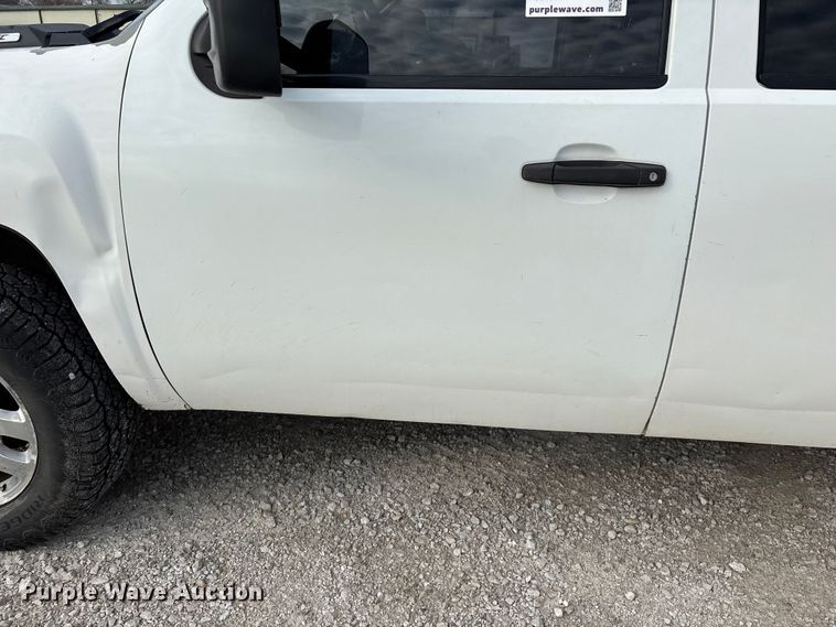 image for item FG0117 2010 Chevrolet Silverado 2500HD Crew Cab bale bed pickup truck