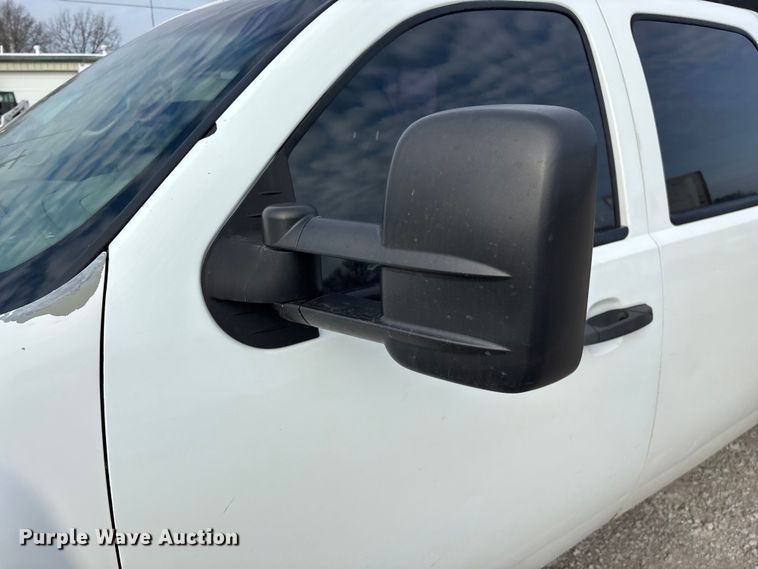 image for item FG0117 2010 Chevrolet Silverado 2500HD Crew Cab bale bed pickup truck
