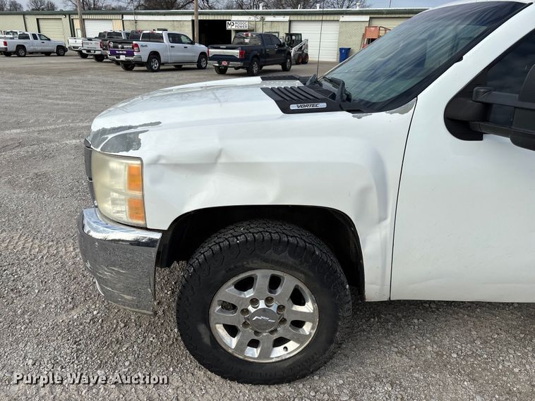 image for item FG0117 2010 Chevrolet Silverado 2500HD Crew Cab bale bed pickup truck