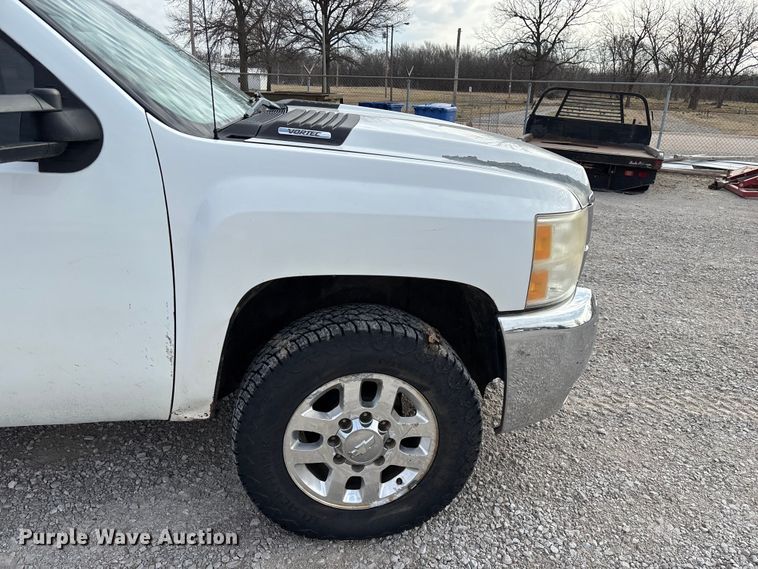 image for item FG0117 2010 Chevrolet Silverado 2500HD Crew Cab bale bed pickup truck