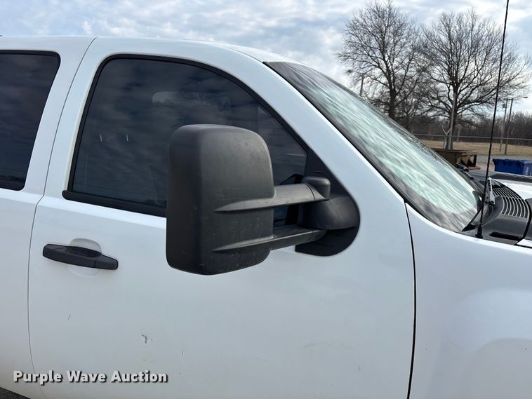 image for item FG0117 2010 Chevrolet Silverado 2500HD Crew Cab bale bed pickup truck