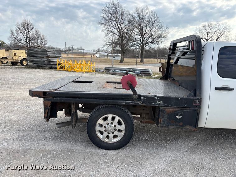 image for item FG0117 2010 Chevrolet Silverado 2500HD Crew Cab bale bed pickup truck