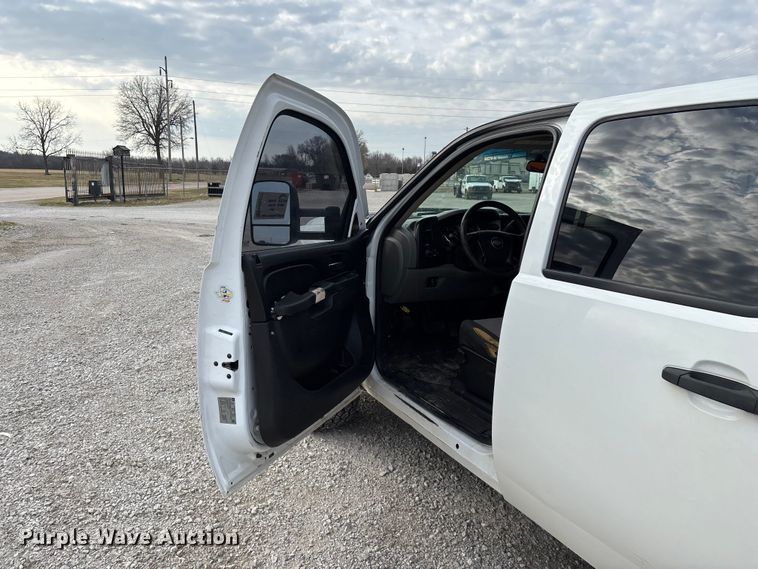 image for item FG0117 2010 Chevrolet Silverado 2500HD Crew Cab bale bed pickup truck