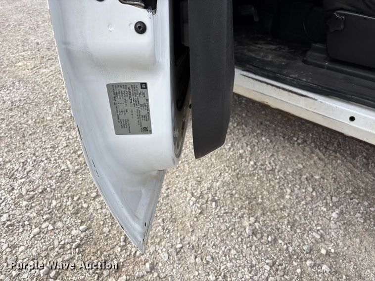 image for item FG0117 2010 Chevrolet Silverado 2500HD Crew Cab bale bed pickup truck