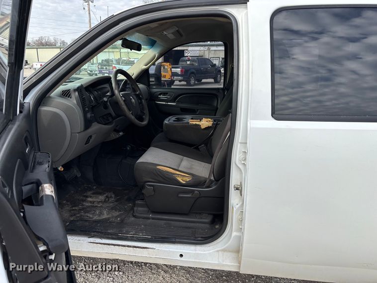 image for item FG0117 2010 Chevrolet Silverado 2500HD Crew Cab bale bed pickup truck