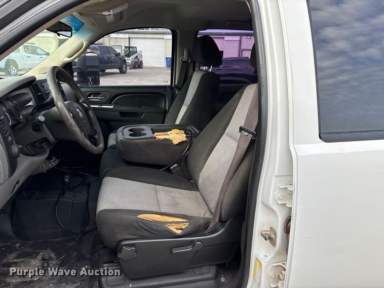 image for item FG0117 2010 Chevrolet Silverado 2500HD Crew Cab bale bed pickup truck