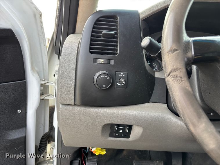 image for item FG0117 2010 Chevrolet Silverado 2500HD Crew Cab bale bed pickup truck