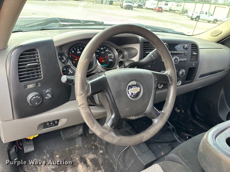 image for item FG0117 2010 Chevrolet Silverado 2500HD Crew Cab bale bed pickup truck