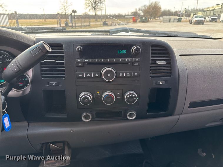 image for item FG0117 2010 Chevrolet Silverado 2500HD Crew Cab bale bed pickup truck