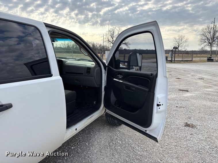 image for item FG0117 2010 Chevrolet Silverado 2500HD Crew Cab bale bed pickup truck