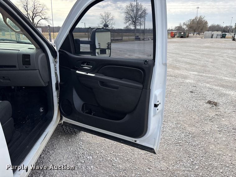 image for item FG0117 2010 Chevrolet Silverado 2500HD Crew Cab bale bed pickup truck