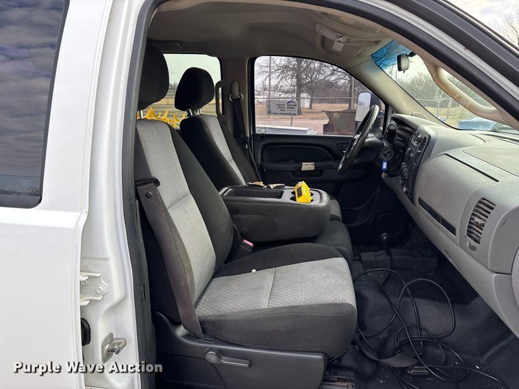 image for item FG0117 2010 Chevrolet Silverado 2500HD Crew Cab bale bed pickup truck