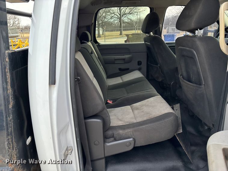 image for item FG0117 2010 Chevrolet Silverado 2500HD Crew Cab bale bed pickup truck