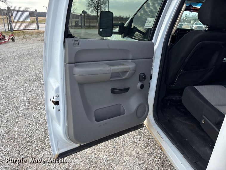 image for item FG0117 2010 Chevrolet Silverado 2500HD Crew Cab bale bed pickup truck