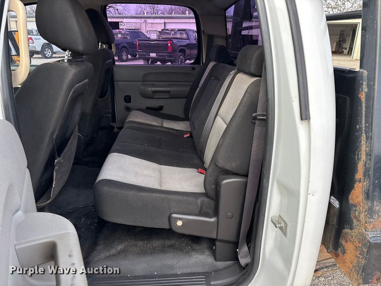 image for item FG0117 2010 Chevrolet Silverado 2500HD Crew Cab bale bed pickup truck