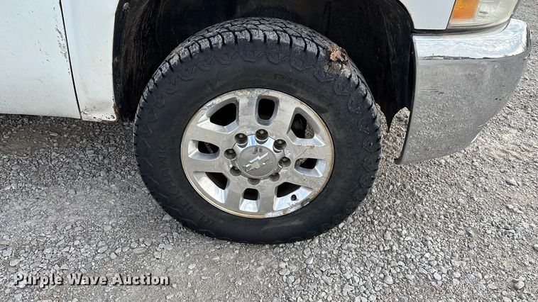 image for item FG0117 2010 Chevrolet Silverado 2500HD Crew Cab bale bed pickup truck