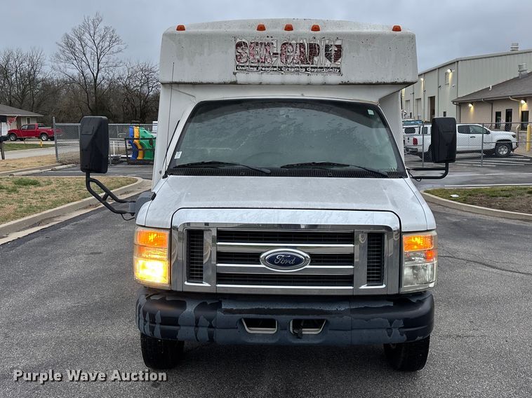 image for item FG0148 2009 Ford E350 Super Duty shuttle bus