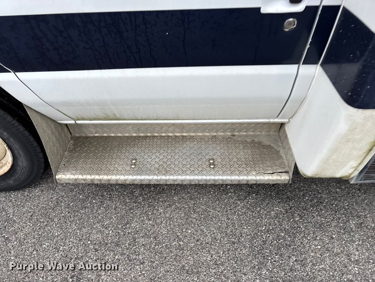 image for item FG0148 2009 Ford E350 Super Duty shuttle bus