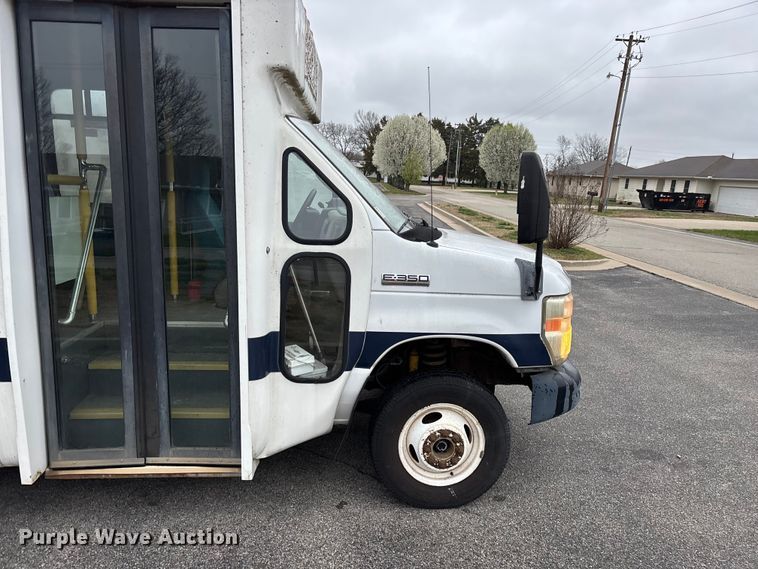 image for item FG0148 2009 Ford E350 Super Duty shuttle bus
