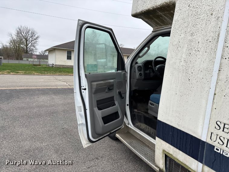 image for item FG0148 2009 Ford E350 Super Duty shuttle bus