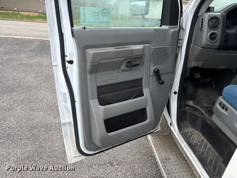 image for item FG0148 2009 Ford E350 Super Duty shuttle bus