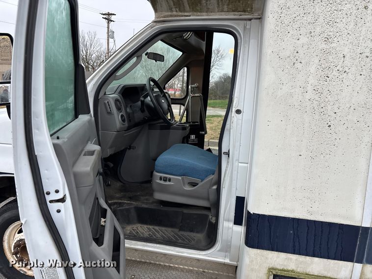 image for item FG0148 2009 Ford E350 Super Duty shuttle bus