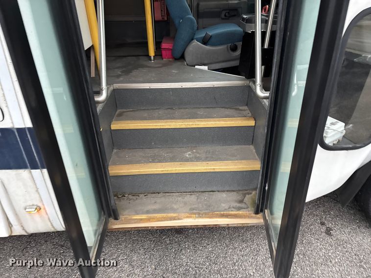 image for item FG0148 2009 Ford E350 Super Duty shuttle bus