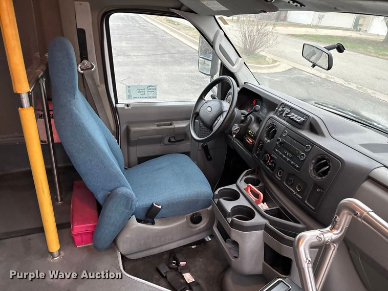 image for item FG0148 2009 Ford E350 Super Duty shuttle bus