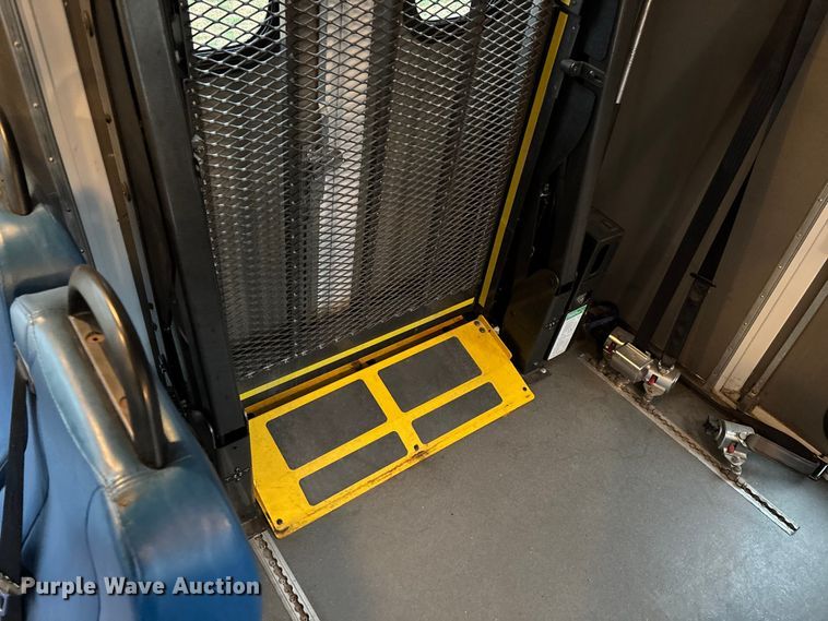 image for item FG0148 2009 Ford E350 Super Duty shuttle bus