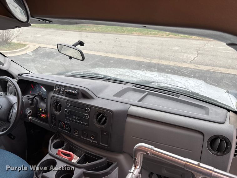 image for item FG0148 2009 Ford E350 Super Duty shuttle bus