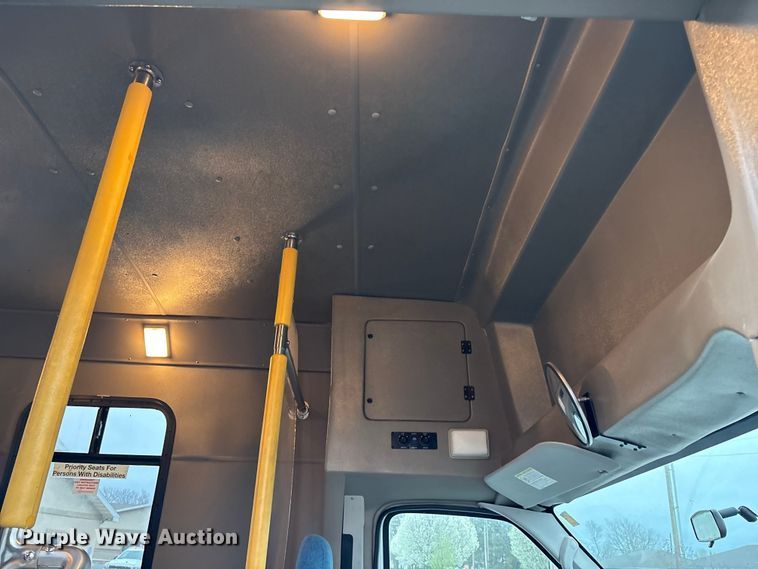 image for item FG0148 2009 Ford E350 Super Duty shuttle bus