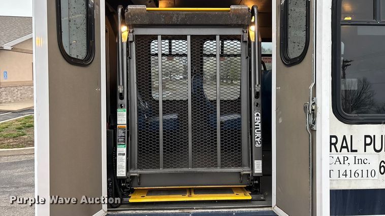 image for item FG0148 2009 Ford E350 Super Duty shuttle bus